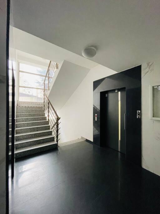 New Modern Rooftop Apartment-Free Private Parking سكوبجي المظهر الخارجي الصورة