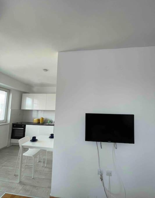 New Modern Rooftop Apartment-Free Private Parking سكوبجي المظهر الخارجي الصورة